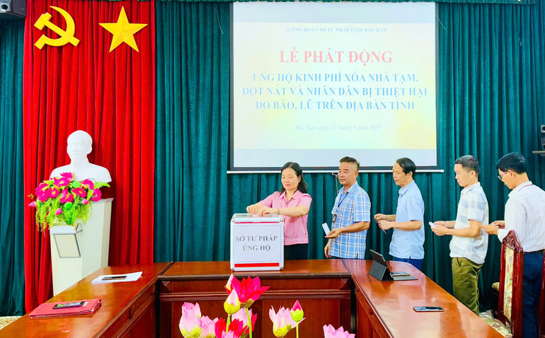 Lãnh đạo, công chức, viên chức, người lao động Sở Tư pháp tỉnh Bắc Kạn ủng hộ xóa nhà tạm, nhà dột nát và người dân bị thiệt hại do lũ quét, sạt lở. ung-ho.jpg
