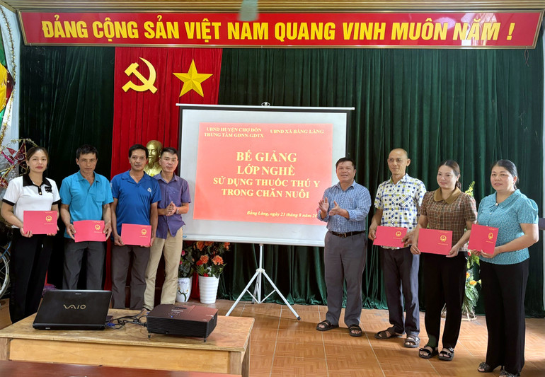 Trung tâm GDNN-GDTX huyện Chợ Đồn tổ chức bế giảng lớp đào tạo nghề "Sử dụng thuốc thú y trong chăn nuôi" tổ chức tại xã Bằng lãng. Cho-Don-3.jpg
