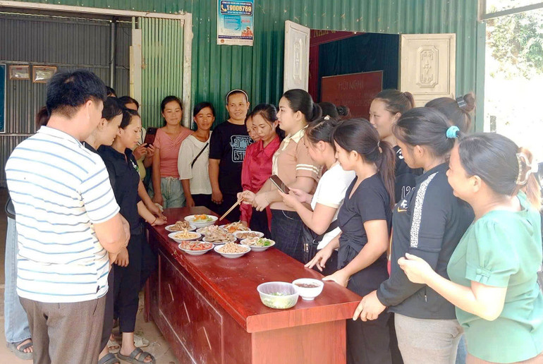 Thực hành tại lớp đào tạo nghề "Chế biến món ăn" do Trung tâm GDNN-GDTX huyện Chợ Đồn tổ chức tại xã Xuân Lạc. Cho-Don-4.jpg