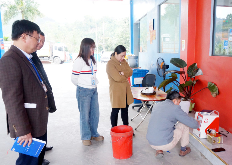 Test nhanh các chỉ tiêu chất lượng sản phẩm tại Cửa hàng xăng dầu Đoàn Kết (Chi nhánh Công ty Cổ phần xăng dầu dầu khí Hà Nội). dsc01701.jpg