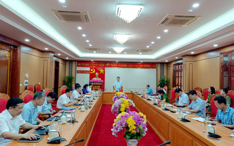 Đồng chí Hoàng Duy Chinh, Ủy viên Ban Chấp hành Trung ương Đảng, Bí thư Tỉnh ủy, Trưởng đoàn ĐBQH tỉnh, Trưởng Ban Chỉ đạo kết luận cuộc họp. img-2025060.jpg