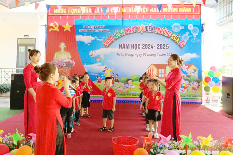 Hướng dẫn trẻ chơi trò chơi sau phần lễ khai giảng năm học mới. z5799632865408_d2fd6360269044ac6f1df05c0007dfd4.jpg