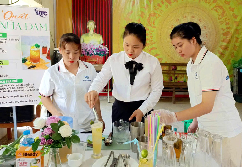 ThS. Lương Thị Hát hướng dẫn học viên thực hành tại lớp đào tạo nghề pha chế đồ uống tổ chức ở xã Tân Sơn. 60161628168-4860-7277.jpg