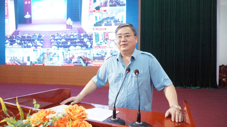 Đồng chí Cù Ngọc Cường, Ủy viên Ban Thường vụ, Chủ nhiệm Ủy ban Kiểm tra Tỉnh ủy truyền đạt các nội dung tại hội nghị. dsc01952.jpg
