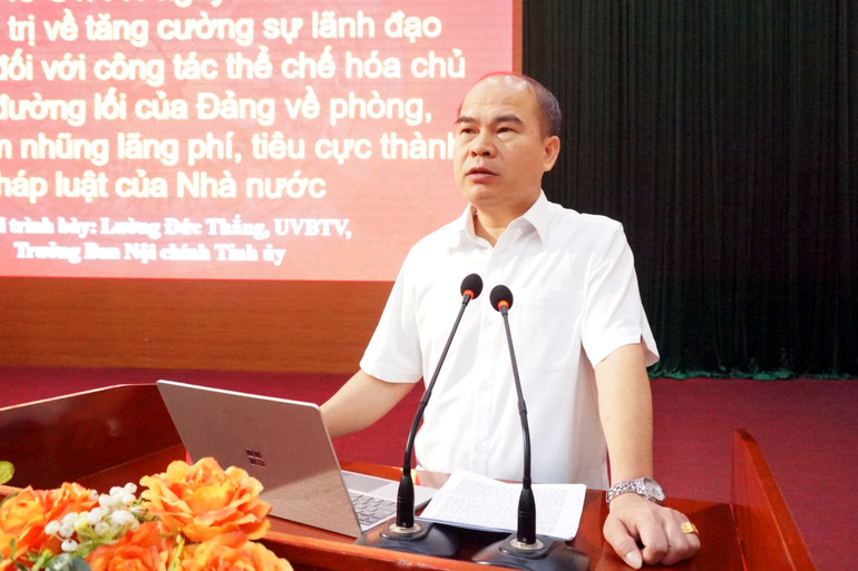 Đồng chí Lường Đức Thắng, Ủy viên Ban Thường vụ, Trưởng ban Nội chính Tỉnh ủy truyền đạt các nội dung tại hội nghị. dsc01961.jpg