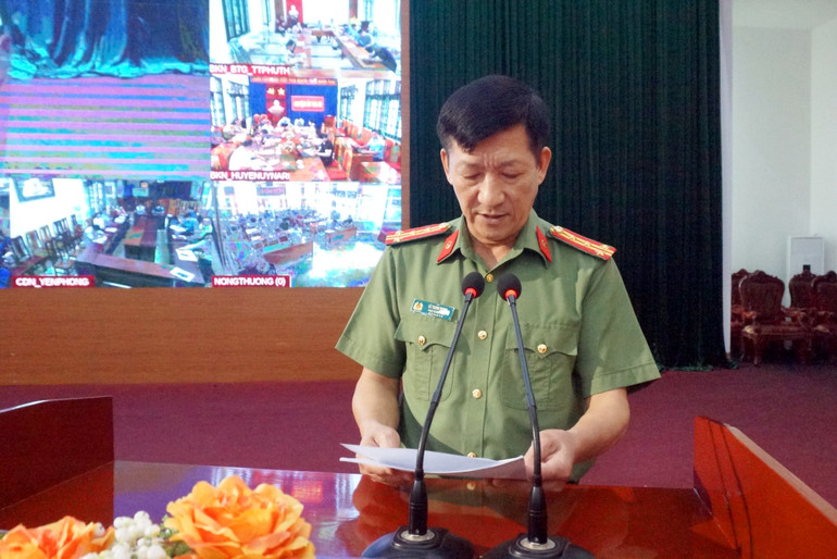 Đại tá Hà Trọng Trung, Phó Giám đốc Công an tỉnh truyền đạt các nội dung tại hội nghị. dsc01986.jpg