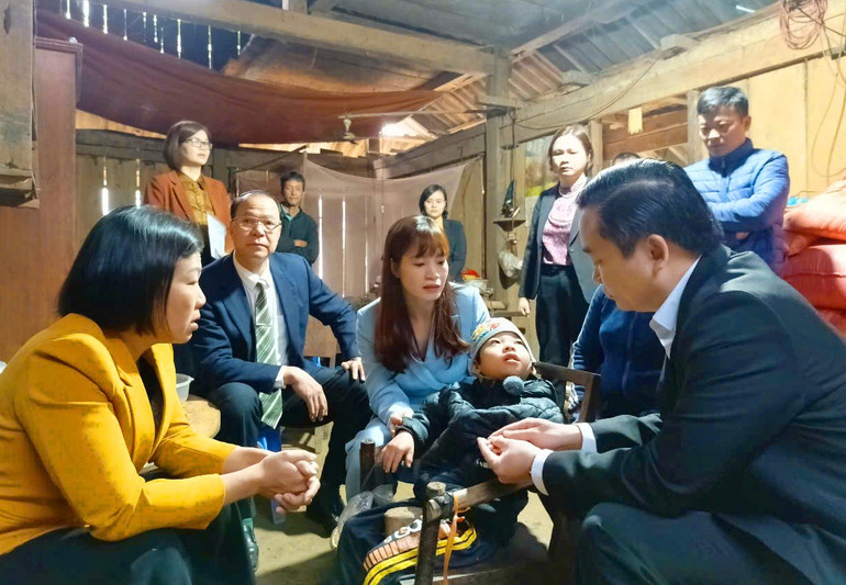 Bà Nguyễn Thị Hiền, Phó Giám đốc Quỹ Bảo trợ trẻ em Việt Nam cùng đoàn công tác thăm, tặng quà cho cháu Triệu Phúc Huân, sinh năm 2019, ở thôn Khưa Quang. tang-qua-2.jpg