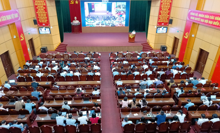 Đại biểu dự hội nghị tại điểm cầu Hội trường tỉnh. img-20250604-083112-284.jpg