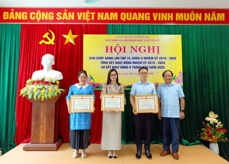 Tiến sĩ Hoàng Ngọc Đường, Chủ tịch hiệp các Hội KH&KT tỉnh Bắc Kạn tặng giấy khen cho 03 tập thể có thành tích xuất sắc trong hoạt động công tác Hội, giai đoạn 2019 - 2025. img-20250625-104742-033.jpg