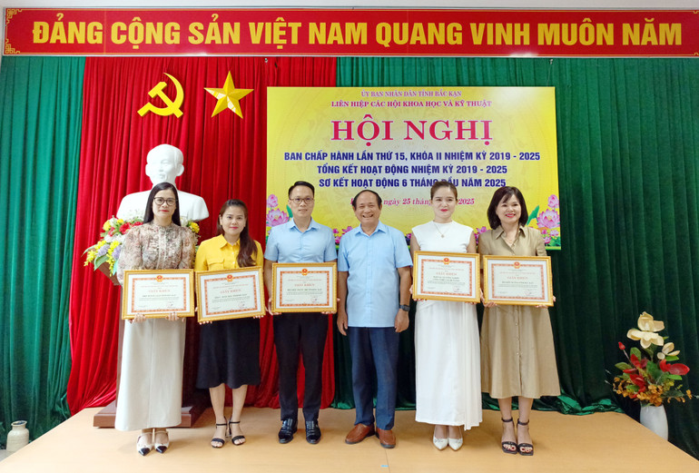 Tiến sĩ Hoàng Ngọc Đường, Chủ tịch Liên hiệp các Hội KH&KT tỉnh Bắc Kạn tặng Giấy khen cho 05 tập thể có thành tích xuất sắc trong đợt thi đua lập thành tích chào mừng Đại hội Liên hiệp các Hội KH&KT tỉnh Bắc Kạn lần thứ III. img-20250625-105313-448.jpg