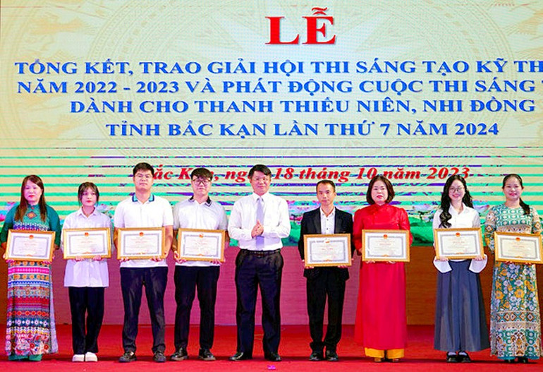Các tác giả, đồng tác giả giành giải Nhất, Nhì, Ba của Hội thi được nhận Bằng khen của Chủ tịch UBND tỉnh tại lễ tổng kết và trao giải Hội thi sáng tạo kỹ thuật tỉnh Bắc Kạn lần thứ 7, năm 2022 - 2023. dsc00028-662.jpg
