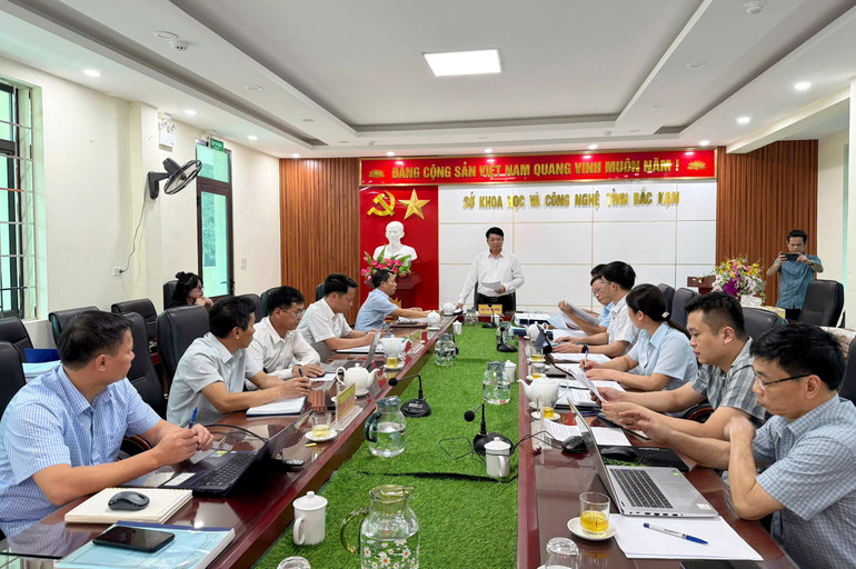 Hội đồng Khoa học và Công nghệ chuyên ngành tỉnh tổ chức họp đánh giá, nghiệm thu đề tài "Phục tráng và phát triển một số giống lúa nếp đặc sản, có giá trị cao tại tỉnh Bắc Kạn". 5414176672.jpg