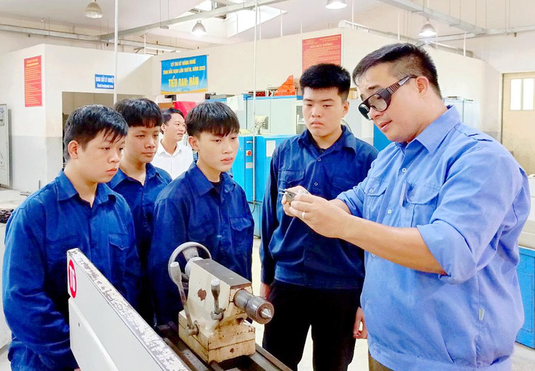 Trường Cao đẳng Bắc Kạn luôn chú trọng nâng cao chất lượng công tác đào tạo (Ảnh: Hướng dẫn học viên thực hành kỹ thuật tiện). Tien-1.jpg