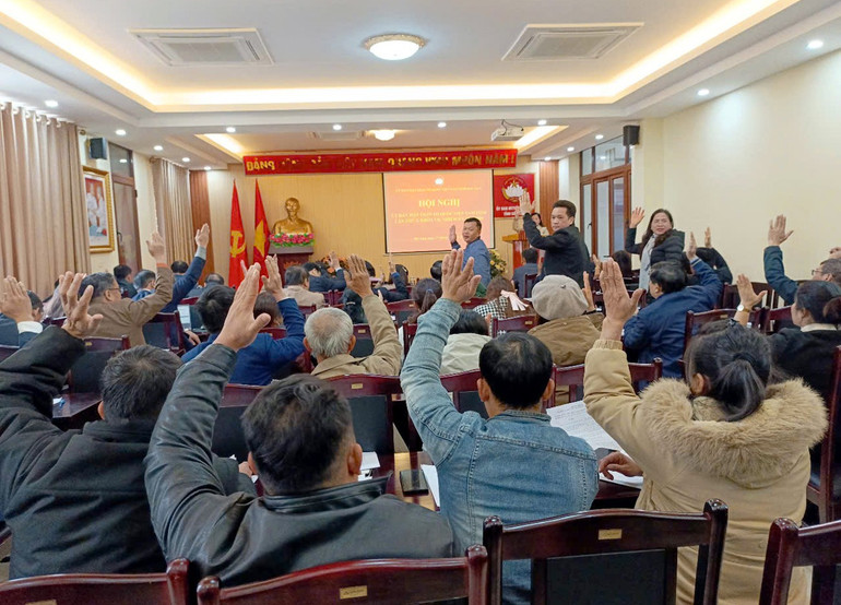 Đại biểu biểu quyết hiệp thương cử bổ sung, thay thế ủy viên và ủy viên Thường trực Ủy ban MTTQ Việt Nam tỉnh Bắc Kạn khóa VII. bieu-quyet.jpg