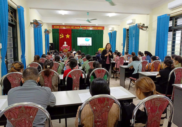 Báo cáo viên của Sở Lao động - Thương binh và Xã hội truyền đạt các nội dung liên quan tới bình đẳng giới và phòng ngừa, ứng phó với bạo lực trên cơ sở giới. (Ảnh: Hoàng Vũ) tuyen-truyen.jpg