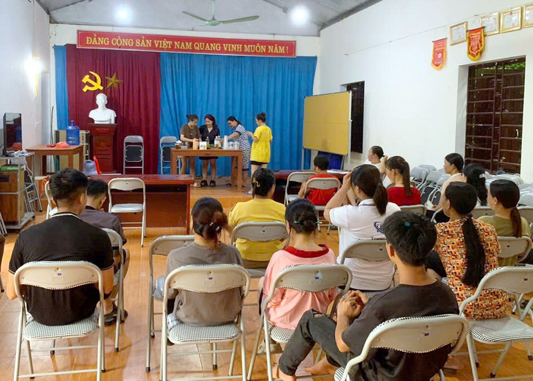 Lớp học về pha chế đồ uống do Phòng LĐ-TB&XH huyện Bạch Thông phối hợp tổ chức tại xã Đôn Phong. duong-phong-2.jpg