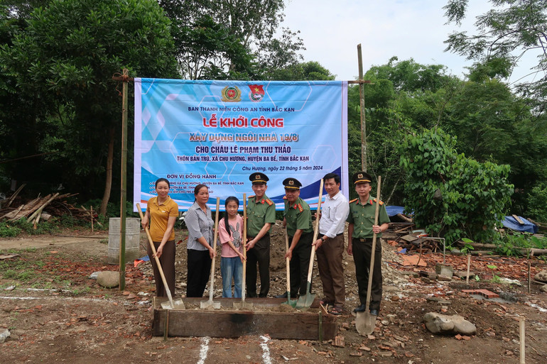 Lãnh đạo Công an tỉnh cùng các đơn vị đồng hành và hộ dân thực khởi công “Ngôi nhà 19/8” tại xã Chu Hương, huyện Ba Bể. z6421887255418-887c9efd505e13d4dbb6e359ad33e6f1.jpg