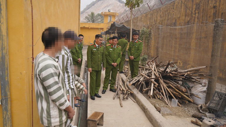 Đại tá Nguyễn Thanh Tuân, Phó Giám đốc Công an tỉnh động viên các phạm nhân. dai-ta-nguyen-thanh-tuan-pho-giam-doc-cong-an-tinh-dong-vien-cac-pham-nhan-dang-chuan-bi-cho-bua-com-tat-nien.jpg