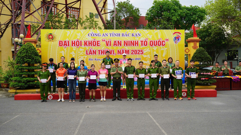 Đại tá Hà Văn Tuyên, Ủy viên Ban Thường vụ Tỉnh ủy, Giám đốc Công an tỉnh trao Huy chương cho các VĐV đoạt giải chạy việt dã. z6553521539458-2bcefab6c0a6cf47dd2936e693a5f714.jpg