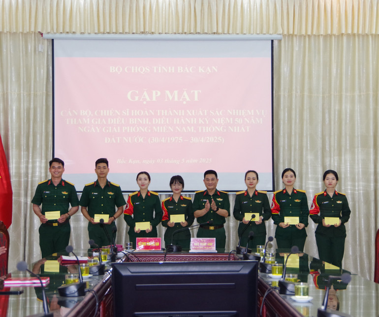 Bộ CHQS tỉnh biểu dương cán bộ, chiến sĩ vừa hoàn thành xuất sắc nhiệm vụ tham gia diễu binh, diễu hành kỷ niệm 50 năm Ngày Giải phóng miền Nam, thống nhất đất nước imgp1746.jpg