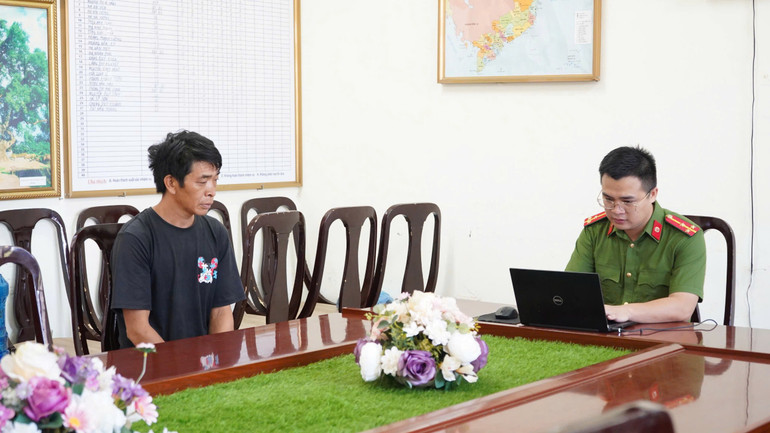 Đối tượng Hoàng Sùn Ta tại cơ quan Công an. z5845734206757_580bce2cf429f8d5355592b8e16d4f4b.jpg