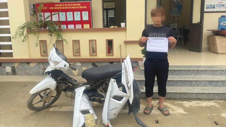 Đối tượng D cùng tang vật. z6495211734060-2d448b2350402adc70ba54bb0c216fa3.jpg