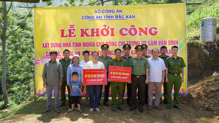 Đại tá Hà Trọng Trung, Phó Bí thư Đảng ủy, Phó Giám đốc Công an tỉnh và các đại biểu trao kinh phí hỗ trợ của Bộ Công an và Công an tỉnh tặng gia đình đồng chí Sằm Văn Sinh. img-3550.jpg