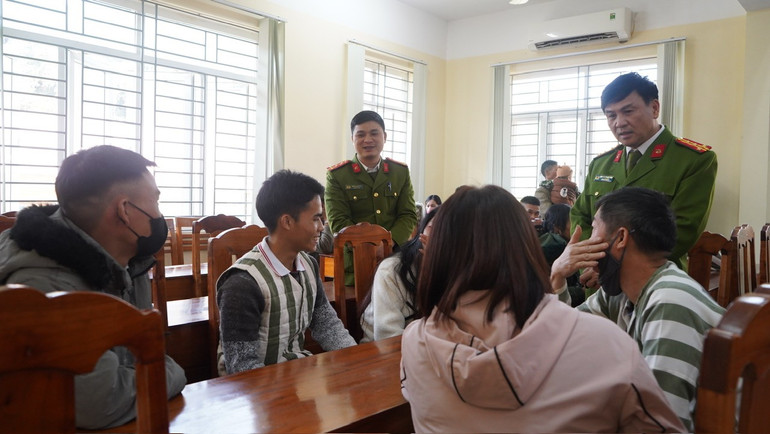 Sự động viên của gia đình là động lực để các phạm nhân yên tâm cải tạo tốt. z6149456284342-7dc647b2fed0abd28149745993294424.jpg