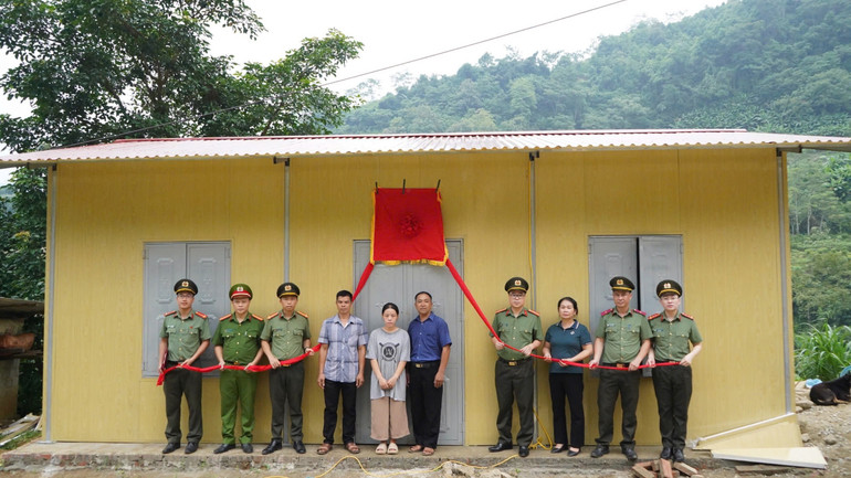 Đại diện lãnh đạo Phòng Tham mưu Công an tỉnh và lãnh đạo Công an huyện Pác Nặm cùng chính quyền địa phương khánh thành nhà ở cho đại diện hộ anh Nông Văn Lầu. IMG_8715.jpeg