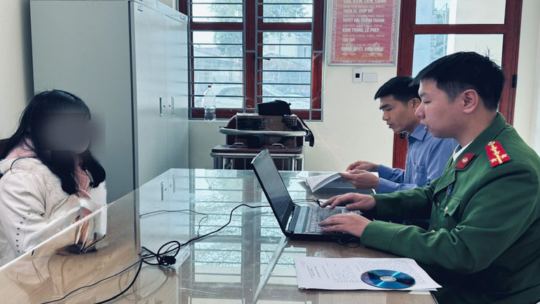 Cơ quan Cảnh sát điều tra Công an tỉnh Bắc Kạn hoàn tất thủ tục bàn giao nạn nhân cho gia đình. z6193681028719-9c3d00b48109594c29bad78571e377f7.jpg