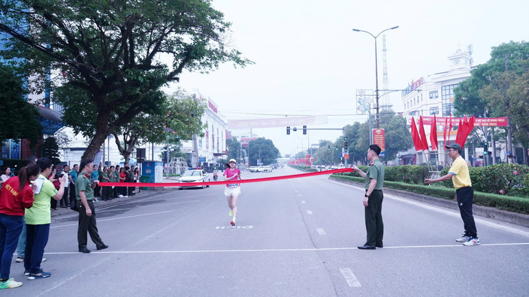 VĐV Nông Thị Điệp khối Công an Bạch Thông về Nhất nội dung chạy việt dã nữ. 2-vdv-nong-thi-diep-khoi-cong-an-bach-thong-giai-nhat-chay-viet-da-nu.jpg