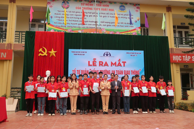 Lễ ra mắt mô hình tự quản “Cổng trường an toàn giao thông” tại Trường THCS Xuất Hóa, thành phố Bắc Kạn. z5904189487710-d1378167862bddd512ffb1eb6b85045b-1620.jpg
