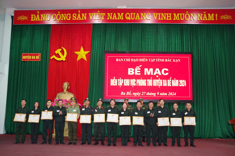Chủ tịch UBND huyện Ba Bể tặng Giấy khen cho các tập thể và cá nhân có thành tích xuất sắc trong thực hiện nhiệm vụ diễn tập. z5872806955637_0b7efd4beda167ba6ec75d54927cd4c5.jpg