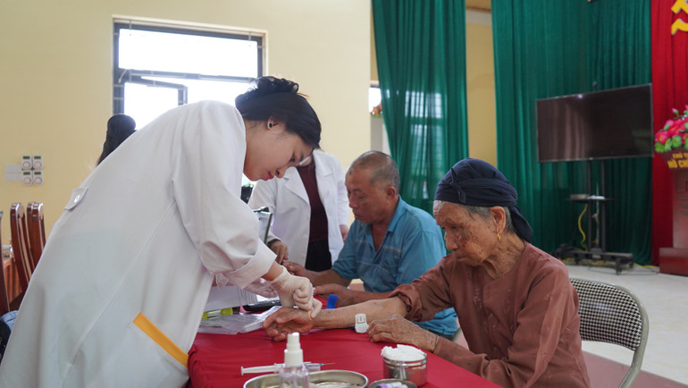Thu nhận mẫu AND đối với thân nhân liệt sĩ Hoàng Văn Cừu, xã Cẩm Giàng, huyện Bạch Thông. dsc00046.jpg