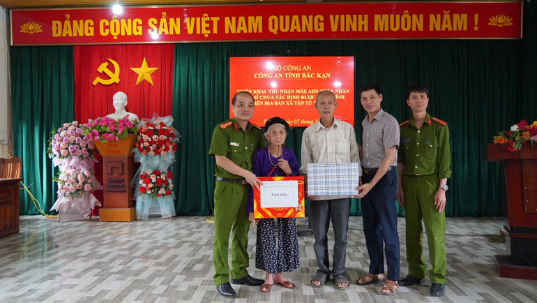 Tổ công tác và chính quyền địa phương tặng quà thân nhân liệt sĩ Nguyễn Công Hoan, xã Tân Tú, huyện Bạch Thông. dsc00084.jpg