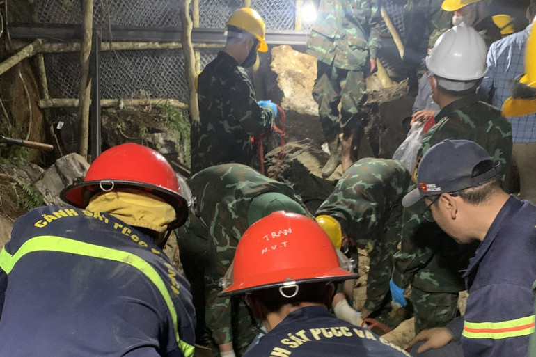 Lực lượng CNCH Công an Bắc Kạn phối hợp với các lực lượng chức năng tiếp cận vị trí nạn nhân trong vụ sập hang tại xã Hiệp Lực (Ngân Sơn) vào cuối tháng 6. CA1-871e03f62a28 (1).jpg