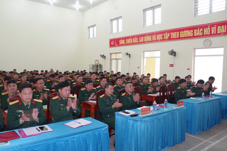 Các đại biểu dự khai mạc. z6201098074361-47979734cd3dcba930bc9771ba015a57.jpg