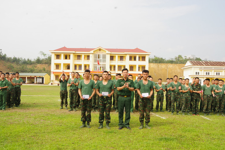 Trao thưởng cho các đội đoạt giải. z6558097244232-0aaf06deb952b31c2a6cd0ad66ad77d7.jpg