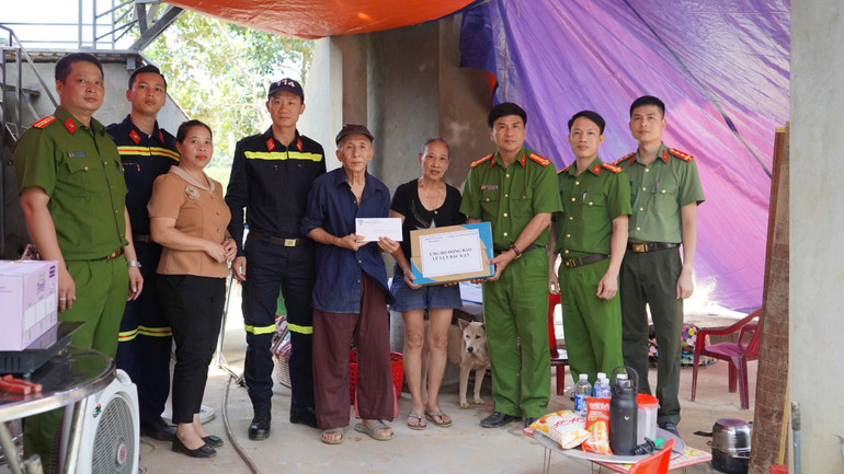 Đại tá. TS Nguyễn Thanh Tuân, Phó Giám đốc Công an tỉnh trao quà cho hộ ông Vũ Văn Quảng, thị trấn Đồng Tâm, huyện Chợ Mới (nhà bị lũ cuốn trôi) z5830517871039_64382f5361a0d672607e47116a4da228.jpg