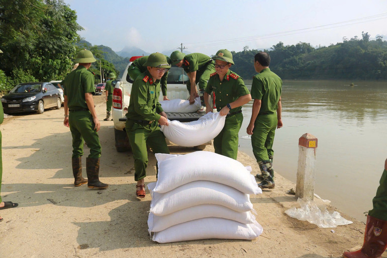 Công an tỉnh huy động 3.440 lượt cán bộ, chiến sĩ tham gia ứng phó và khắc phục hậu quả do bão số 3 gây ra trên địa bàn tỉnh. z5830518172008_289f6c74a0f50eee35eaf71540218e4e.jpg