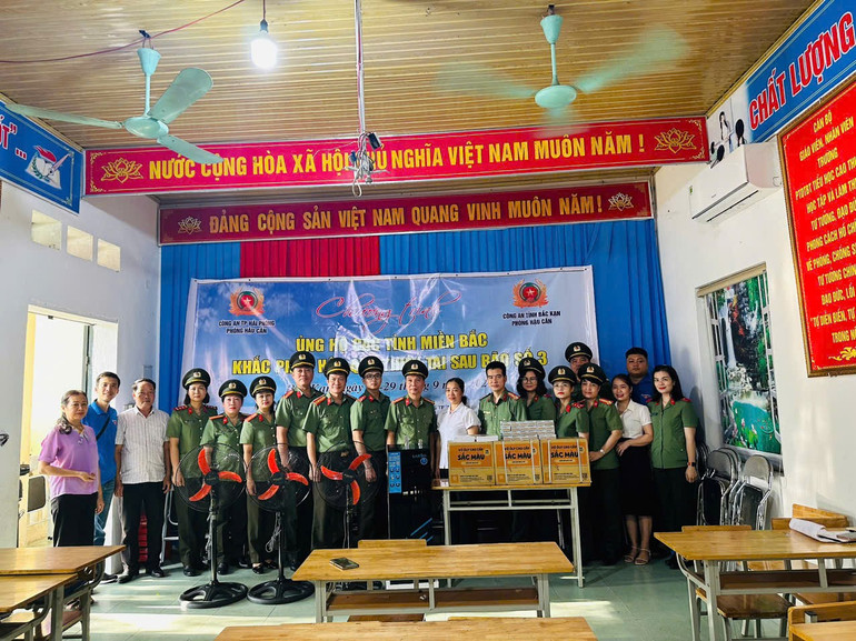 Tặng quà cho Trường PTDT bán trú Tiểu học xã Cao Thượng. z5877863366642_df00f5940f8a144a7e56b647950184b7.jpg