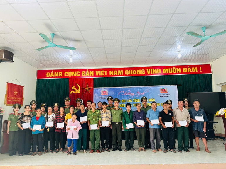Đoàn công tác tặng quà tại xã Thượng Giáo, huyện Ba Bể. z5877862910826_5ff7d34257b5dde382f1c92aa88f54de.jpg