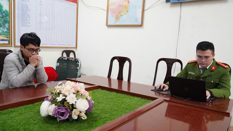 Vũ Tiến Hoàng tại cơ quan Công an. z6216656166270-06ed0bc8c164ad75a109959fa5d7fb0b.jpg