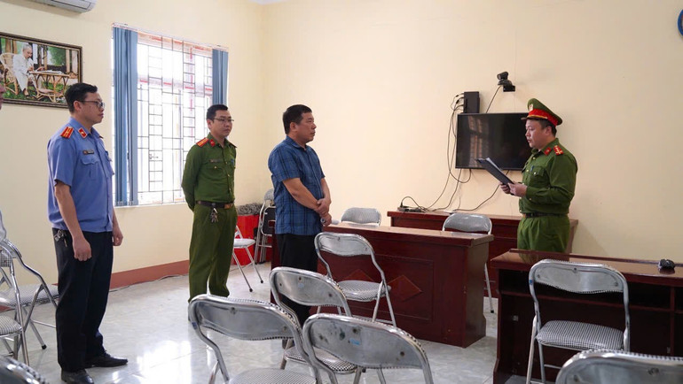 Cơ quan cảnh sát điều tra Công an tỉnh Bắc Kạn thi hành lệnh bắt bị can để tạm giam đối với Đinh Phúc Hậu. z6444847199625-60f95919959096733d6a3eb10fe185af.jpg