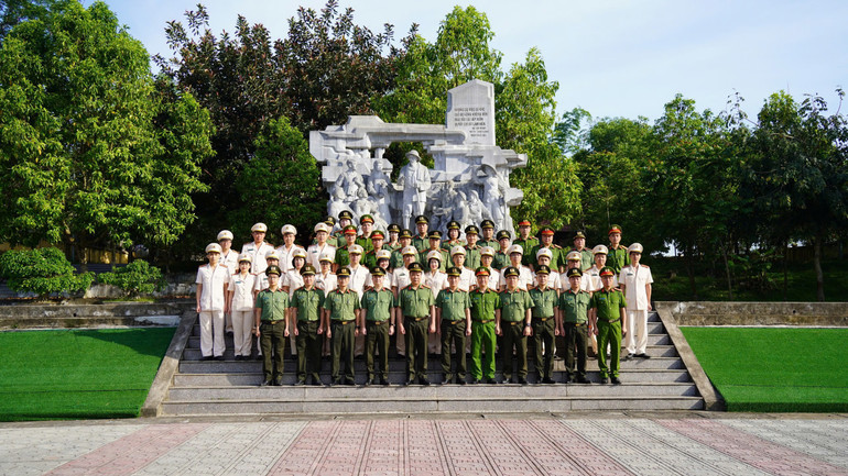 Đại biểu chụp ảnh lưu niệm tại Khu di tích lịch sử Nà Tu, xã Cẩm Giàng (Bạch Thông). z6593051999110-5536dd8cd6894ea48f56d722fe0ade62.jpg