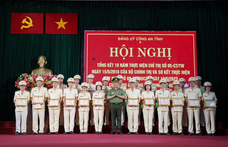 Đại tá Hà Văn Tuyên, Uỷ viên Ban Thường vụ Tỉnh uỷ, Bí thư Đảng uỷ, Giám đốc Công an tỉnh trao Giấy khen cho các, tập thể cá nhân điển hình. z6593053774273-717836158a6d938a2da7a40faedb7c3e.jpg