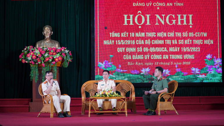 Giao lưu với các điển hình tiên tiến trong học tập và làm theo tư tưởng tấm gương, đạo đức phong cách Hồ Chí Minh. z6593053123609-3776ba11eab2cb3a4772e764168533ec.jpg