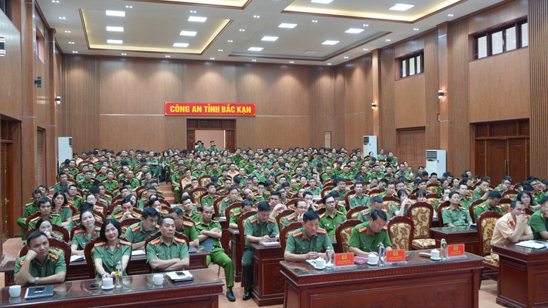 Các đại biểu dự hội nghị. z6574425738244-602248385b5308ee10b8b4d2750d9ad3.jpg
