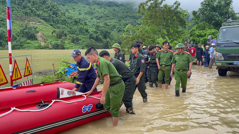 Đại tá Nguyễn Thanh Tuân, Phó Giám đốc Công an tỉnh (người thứ nhất bên phải ảnh) và lãnh đạo Phòng Cảnh sát PCCC và CNCH, lãnh đạo Phòng Cảnh sát Cơ động chỉ huy lực lượng cứu hộ Nhân dân xã Nam Cường bị lũ lụt. z5820278077673_8103bf695fab9a3b468089b0a3f43071.jpg