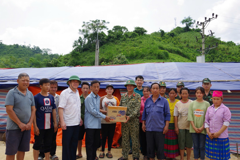 Đại tá Nguyễn Đình Huỳnh, Ủy viên Ban Thường vụ Tỉnh ủy, Chỉ huy trưởng Bộ CHQS tỉnh thăm, động viên và tặng quà các gia đình bị thiệt hại do bão số 3 tại xã Xuân Lạc, huyện Chợ Đồn. z5837636619121_ef6e30621afcff4e6823972fdf1d2fac.jpg